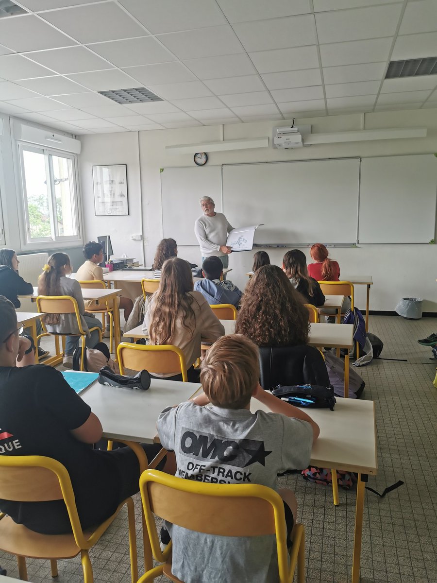 JeanRostandGers's tweet image. Accueil d&apos;#achde au @JeanRostandGers dans le cadre du projet #festibd en 6ème. Un moment d&apos;échanges pour les élèves et un Joe Dalton qui a prit vie sous leurs yeux ! #peac #projetlecturecycle @dsden_32 @actoulouse #projetdeterritoire #rencontreauteur