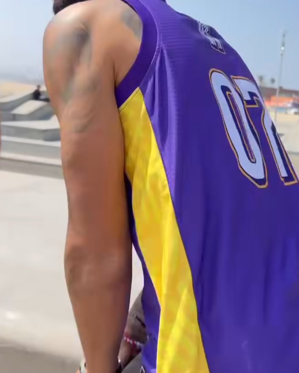 😂| Preparem o bolso: O Botafogo irá colocar essa camisa que está fazendo sucesso nos próximos dias na Botafogo Store. 

👏🏼| SENSACIONAL 🟡🟣