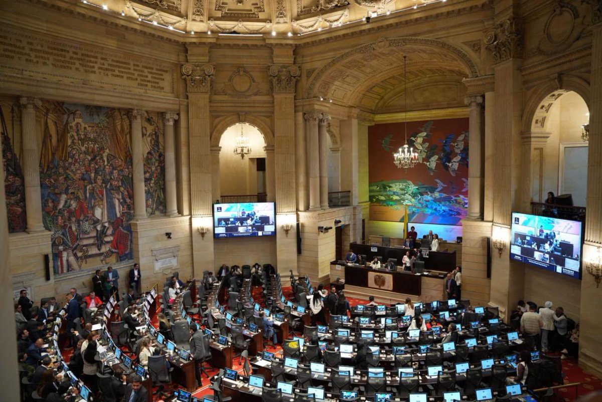 Wilmer Castellanos (@ingwilmerc) on Twitter photo 🎖️Hoy, en #Plenaria, de <a href="/CamaraColombia/">Cámara de Representantes de Colombia</a> debatimos y aprobamos el proyecto de ley por medio del cual se rinden honores a los estudiantes fallecidos en los hechos ocurridos el día 16 de enero de 2019 en la Escuela de Cadetes de la Policía Francisco de Paula Santander. 👮🏻♂️
Rendimos 🎖️Hoy, en #Plenaria, de <a href="/CamaraColombia/">Cámara de Representantes de Colombia</a> debatimos y aprobamos el proyecto de ley por medio del cual se rinden honores a los estudiantes fallecidos en los hechos ocurridos el día 16 de enero de 2019 en la Escuela de Cadetes de la Policía Francisco de Paula Santander. 👮🏻♂️
Rendimos