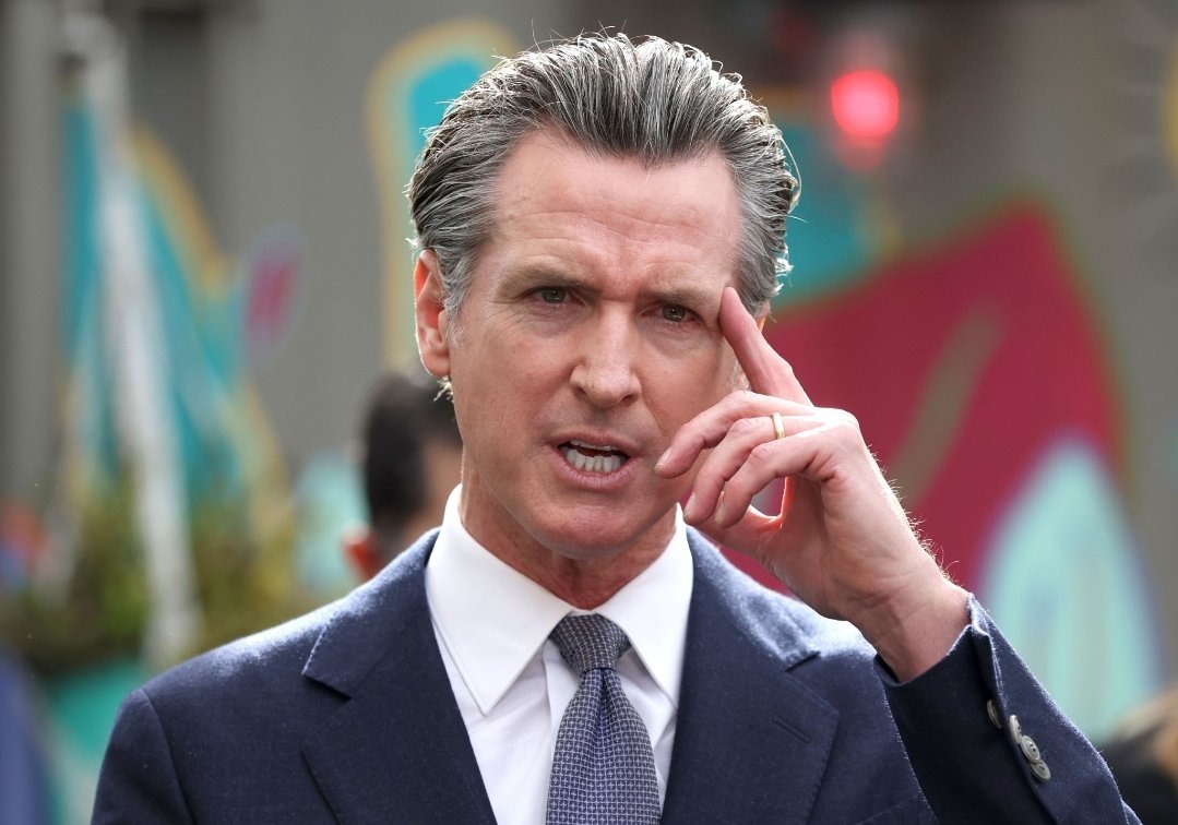RomiOrtiz2016's tweet photo. Pero...... ¿Quién es este valiente hombre que hoy se  enfrenta al poder del dictador Donald Trump y defiende a los migrantes? 
Es el  gobernador de California?
Gabin Newson, sin duda un perfil excelente para ser el próximo presidente de los EE UU. 
¿Qué opinan? https://t.co/jt8Ik45AZ7