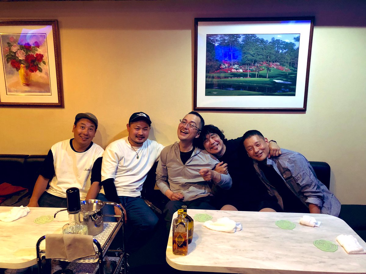 たまたま出張先が
私の生まれ故郷で
20数年ぶりに中学の友人達と呑みました
私以外もれなく子供いて家建てて
立派に暮らしてるのに
私といえば未だアメ村辺り
ブラブラ
ぶらついてて
もっとちゃんとしなきゃ
とは中々なれませんが
昔話も悪くは無い
素敵な夜でした
ありがとう