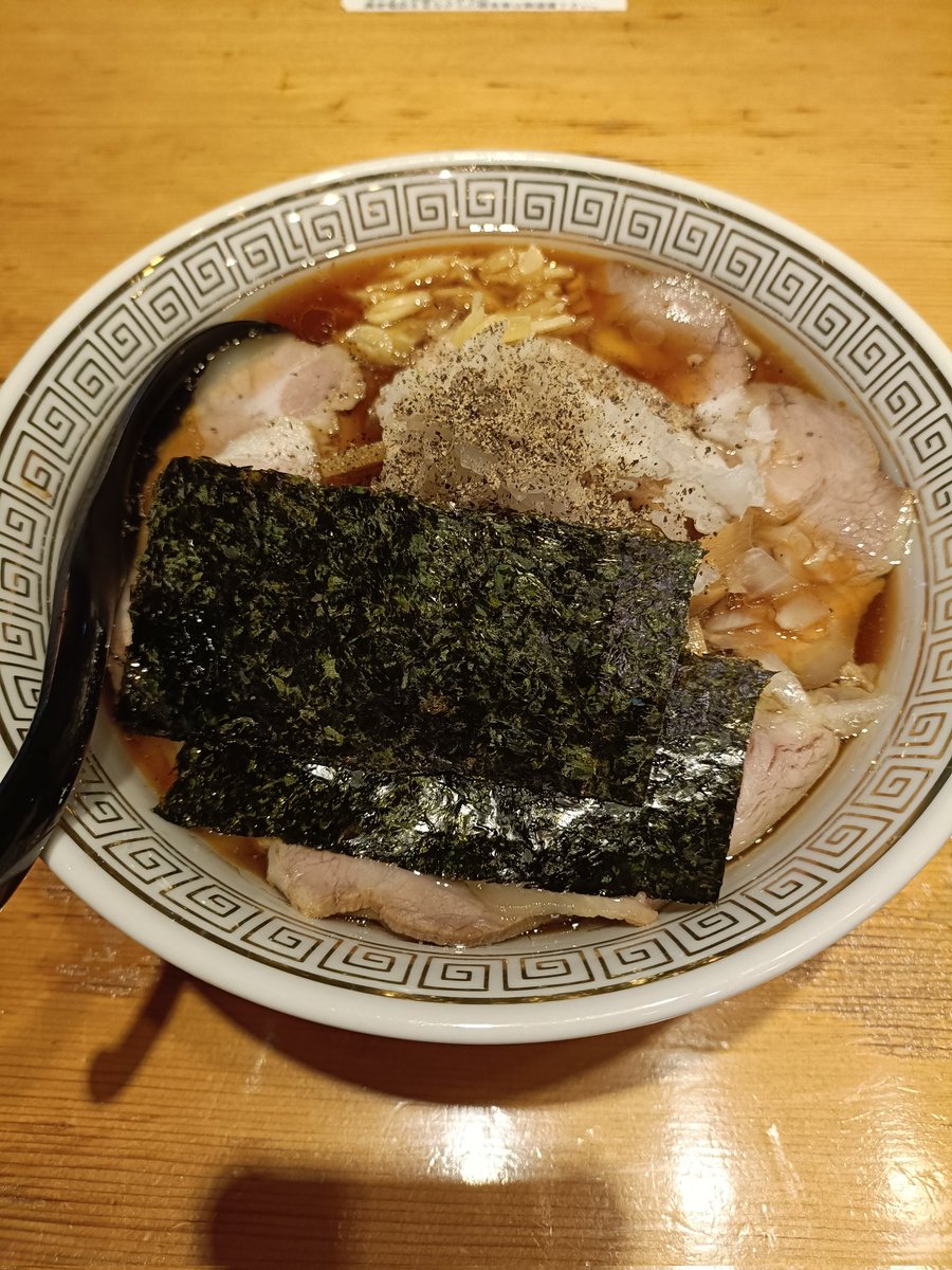 ucitachi_com555's tweet photo. 𓃠麺ハウスこもれ美𓃠

肉増し大衡ブラック 1250円

竹岡式になってから２回目のブラック。勿論ニンニク有り。
スープ一発目の香りがヤバい。
ジャンキーながらもスープのしっかりとした旨さがある。
スープをすくう箇所によってニンニクの風味、玉ねぎの甘みなど味の違いも感じれて面白い。 https://t.co/NFriRtRIBr