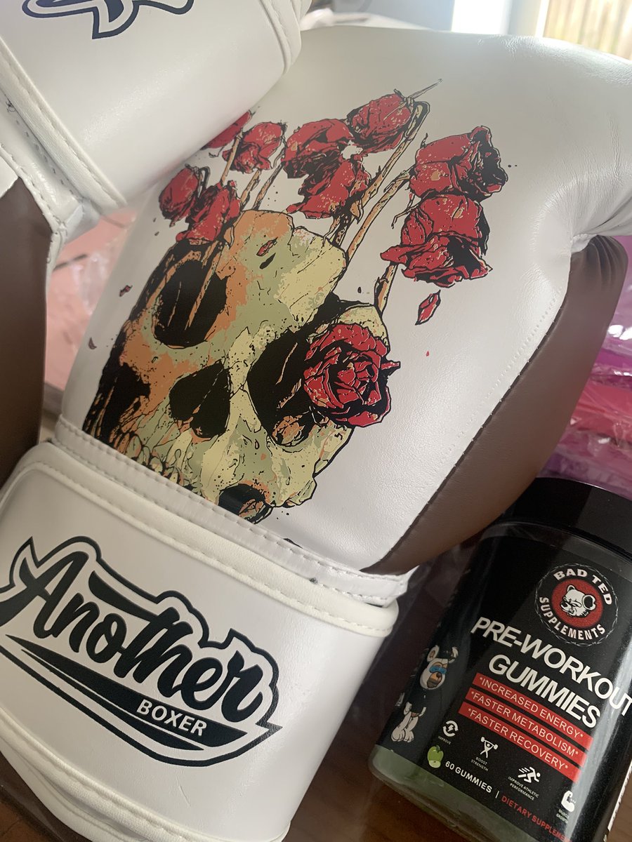 xr8dv8's tweet photo. Ready to take out this Irish leprechaun @TOPGUNS__82 with the support of the @BadTedYC pre-workout gummies.
They taste so good it’s hard not to eat the
lot, check out their other supplements too! #CatchMeOutOutside #PunkAss https://t.co/DVvXPdyKew