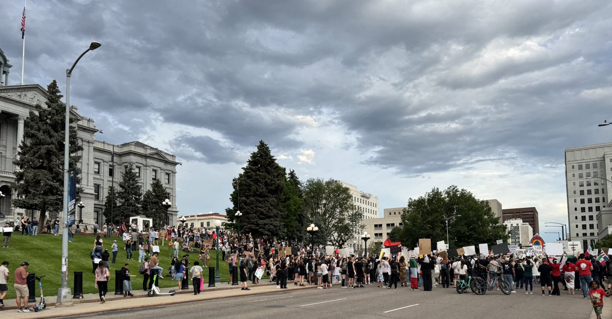 JohnnieGoodwin's tweet photo. Anti ICE protesters just blocked traffic on Lincoln and are marching against traffic.
#ICEProtests #Denverprotest https://t.co/dsaACgQ2Nh