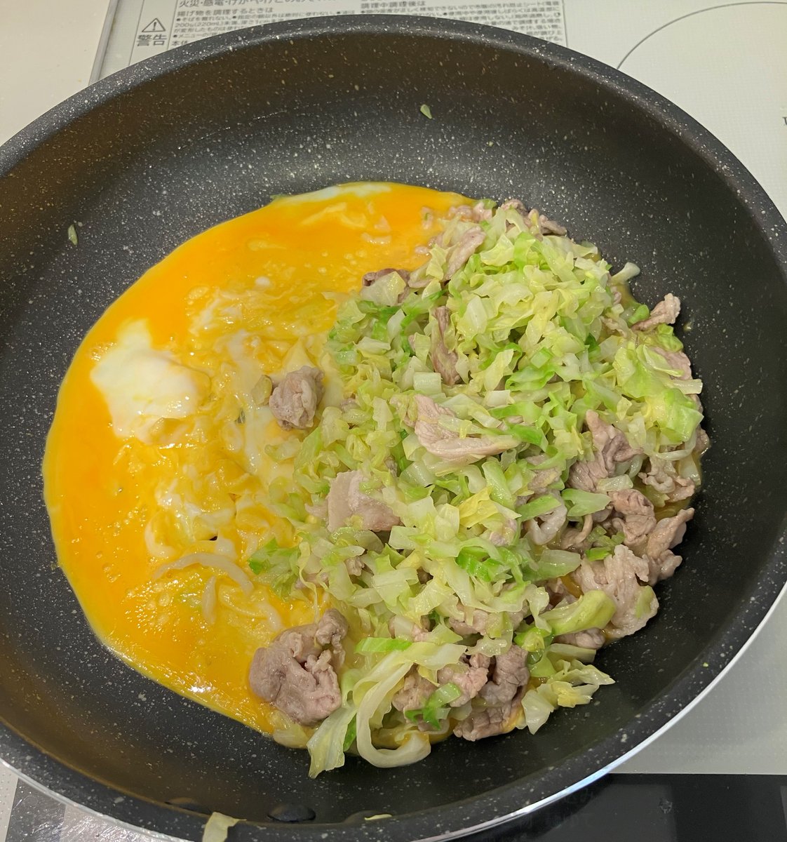 zennoh_food's tweet image. 材料3つでボリュームおかず、とんぺい焼き。 千切りキャベツと豚肉を炒めて取りだし、フライパンに溶き卵を入れ半熟状に焼けたら、片側半分にキャベツと豚肉を載せ卵で挟み(包むと難しいので半分に折る方式にしました)ソース、マヨ、鰹節をかけて完成!キャベツをたくさん使いたいときもぜひ😊