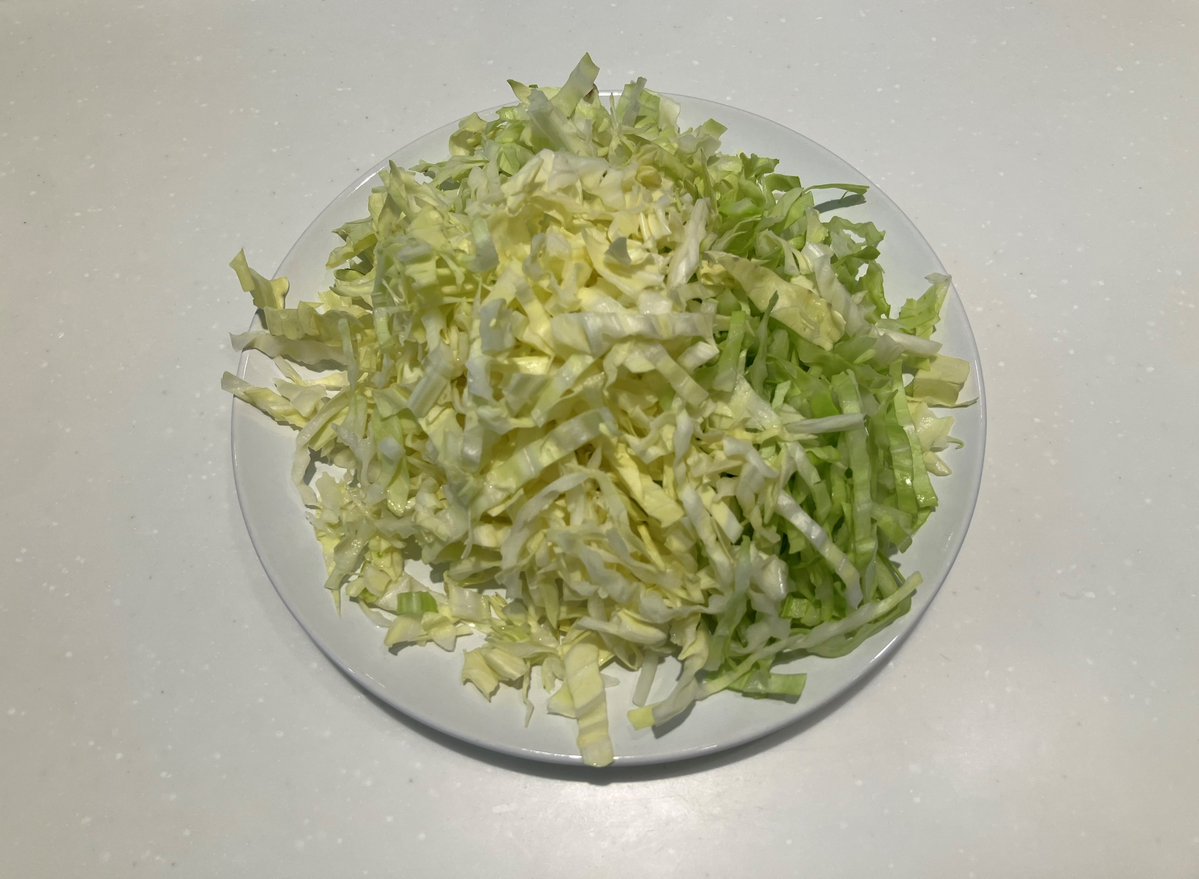 zennoh_food's tweet image. 材料3つでボリュームおかず、とんぺい焼き。 千切りキャベツと豚肉を炒めて取りだし、フライパンに溶き卵を入れ半熟状に焼けたら、片側半分にキャベツと豚肉を載せ卵で挟み(包むと難しいので半分に折る方式にしました)ソース、マヨ、鰹節をかけて完成!キャベツをたくさん使いたいときもぜひ😊