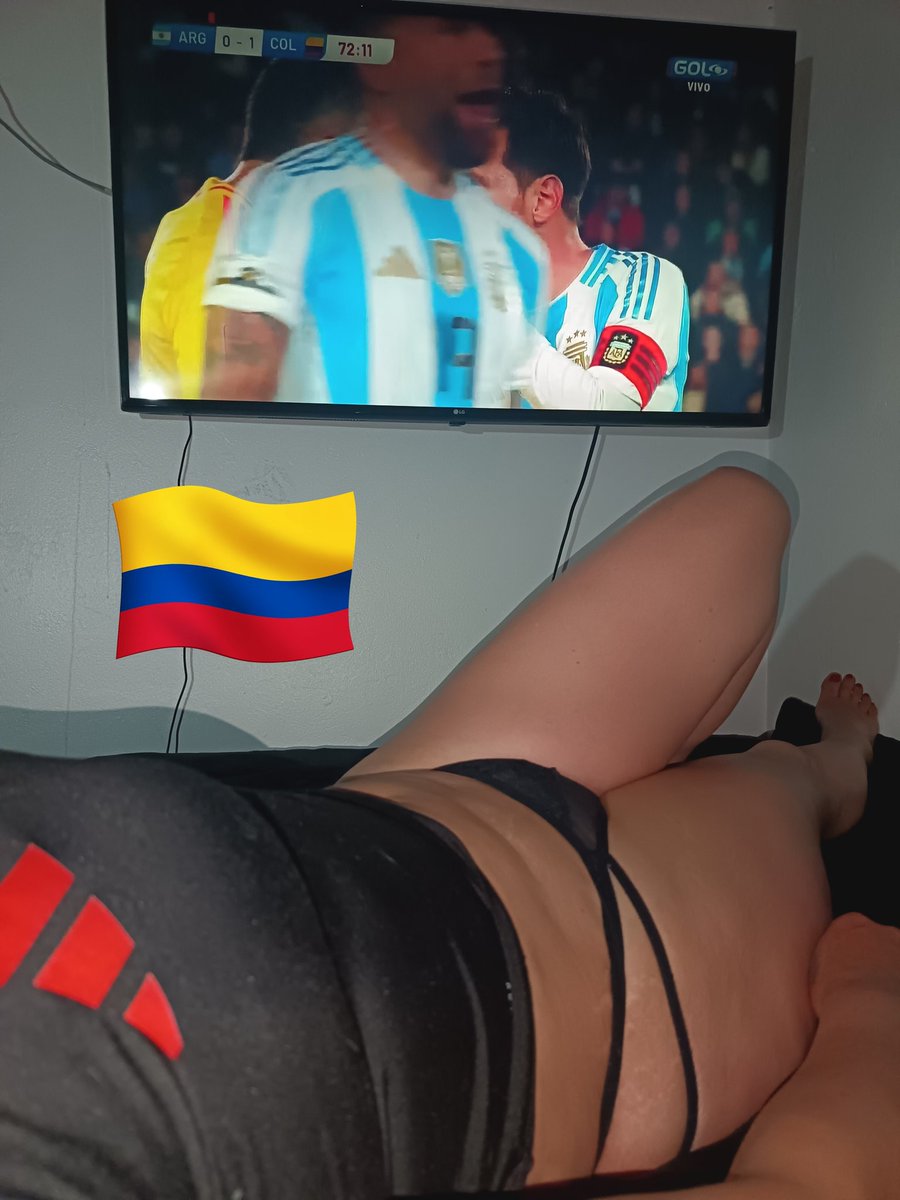 Como🎉🎉 siempre apoyando a nuestra selección desde la camita🇨🇴🇨🇴