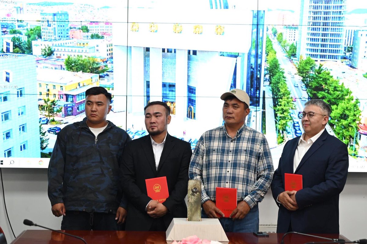 Баян-Өлгий аймгаас олдсон ховор нандин мөнгөн гэрэгээг олж өгсөн Казакууд. Баярлалаа гурваа. Талархаад баршгүй. Монголчууд бсан бол зараад хуваагаад авчихсан бгаа. Өвөг дээдсийнхээ булшийг тоноод олдворыг нь зарчихдаг улс.