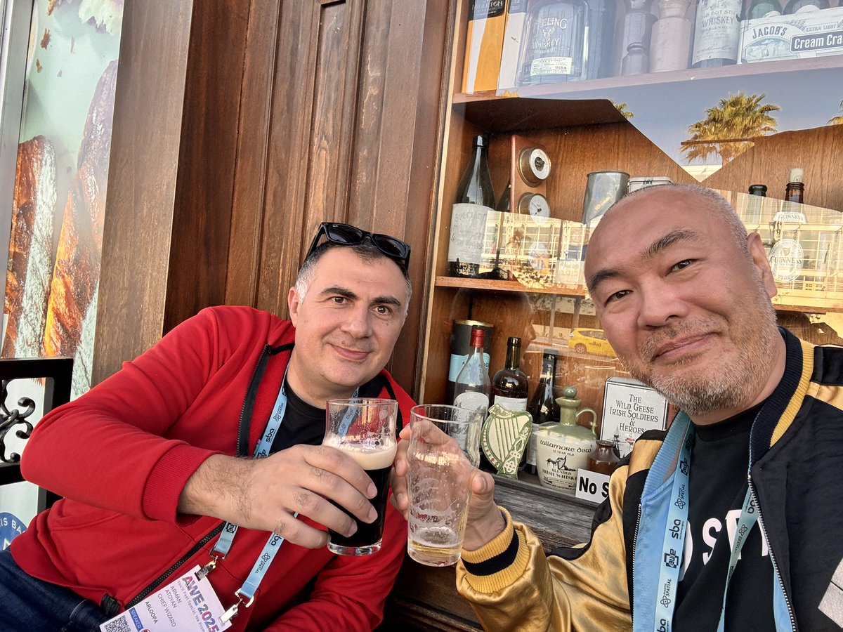 from2001vr's tweet photo. 本名がARMANというARをやるために生まれてきた男、ARLOOPAのCEOと飲んでる

そんなことある？！ https://t.co/lsOKkRGXd4
