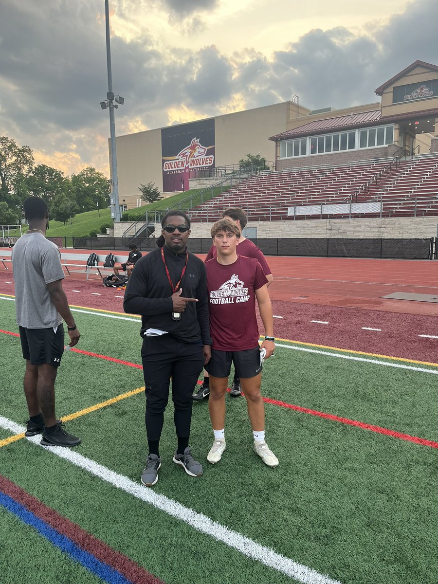 wwilhoit08's tweet image. I would like to thank @AlverniaFB for putting on a great camp! Thanks to @CoachAzz @CoachJWaters_ for the pointers. Also thanks to @Wolves_CoachAB for the extra tips that I can take back to my team. @_THE_FIELDHOUSE @AlWaters15 @QACHS_Football @Coach__Mooney