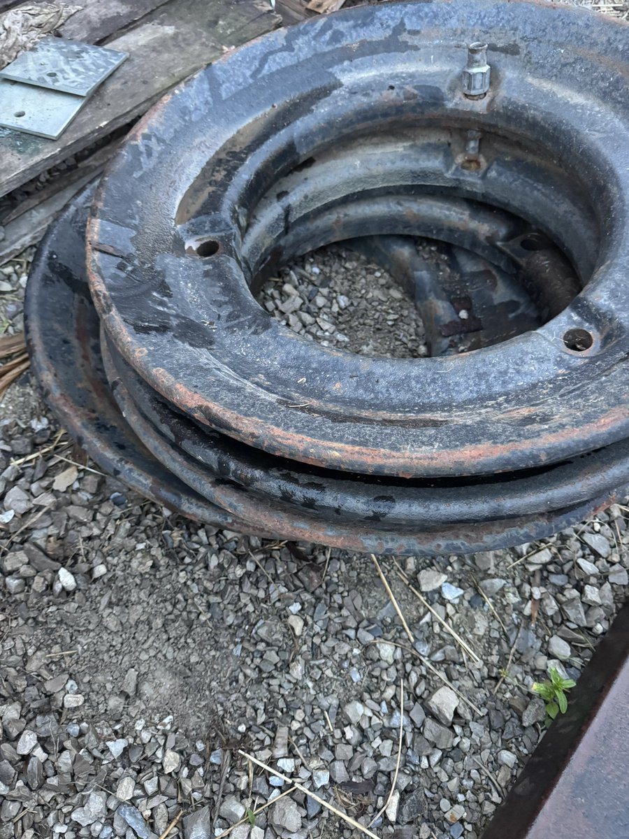 Hey twitter world. I have a 36” weight bracket off a 165 for sale with 5 weights. 100 pounds per 

I also have 7 rear wheel weights off a puma/ maximum  143 pounds per. I have a full set of hardware as well. 

Send me a message or give me a call. 
9058187361

Located in Jarvis ON