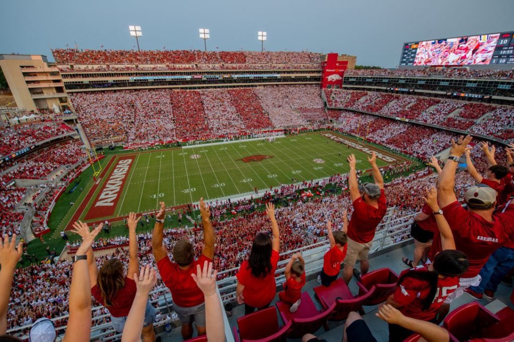 loia_valade's tweet image. After a great conversation with @NIckPerry_27 I am blessed to receive an offer from the University of Arkansas!ππ΄βͺοΈ All glory to God.ππΎ @PennySmith_ @Grade_aTraining @supasettraining @cosimp4real @McCallieFB @JoelBradford_4