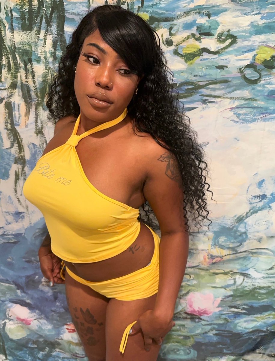 hotgalzani's tweet photo. Bite me 🫦💛 https://t.co/ei6h0Ho5ry