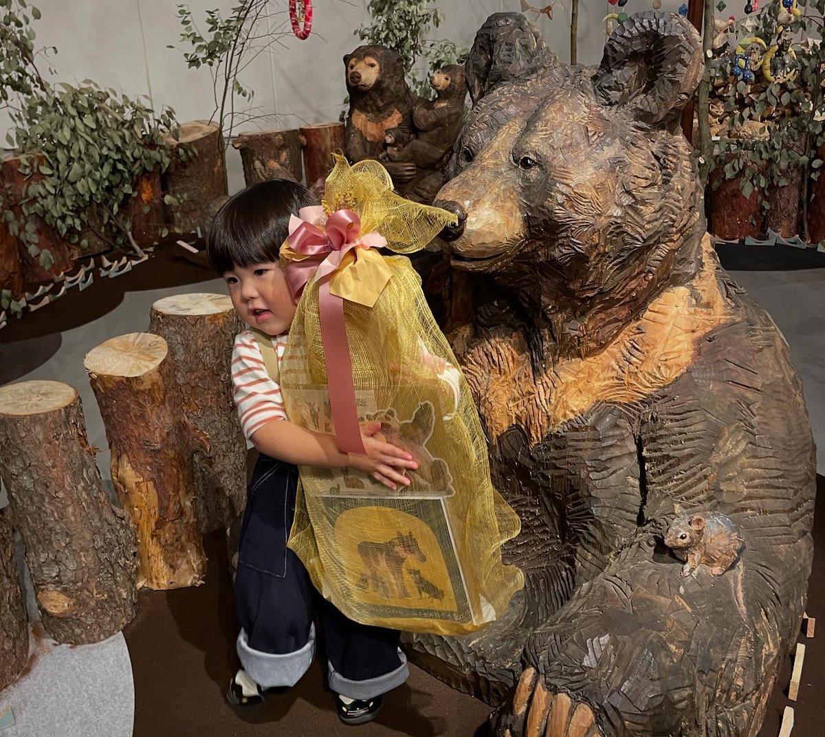 🎉祝🎉
#はしもとみお彫刻展 が
来場者1万人を達成しました💖

記念すべき1万人目のお客様は
石川県からお越しの川上さんご家族🎉🎉

動物たちも喜んでいるように見えます🌟🐻

6月15日(日)の閉幕まで残すところ、あとわずか💫🧡
皆様のご来場をお待ちしております🐶

sosaku.jp/event/2025/has…