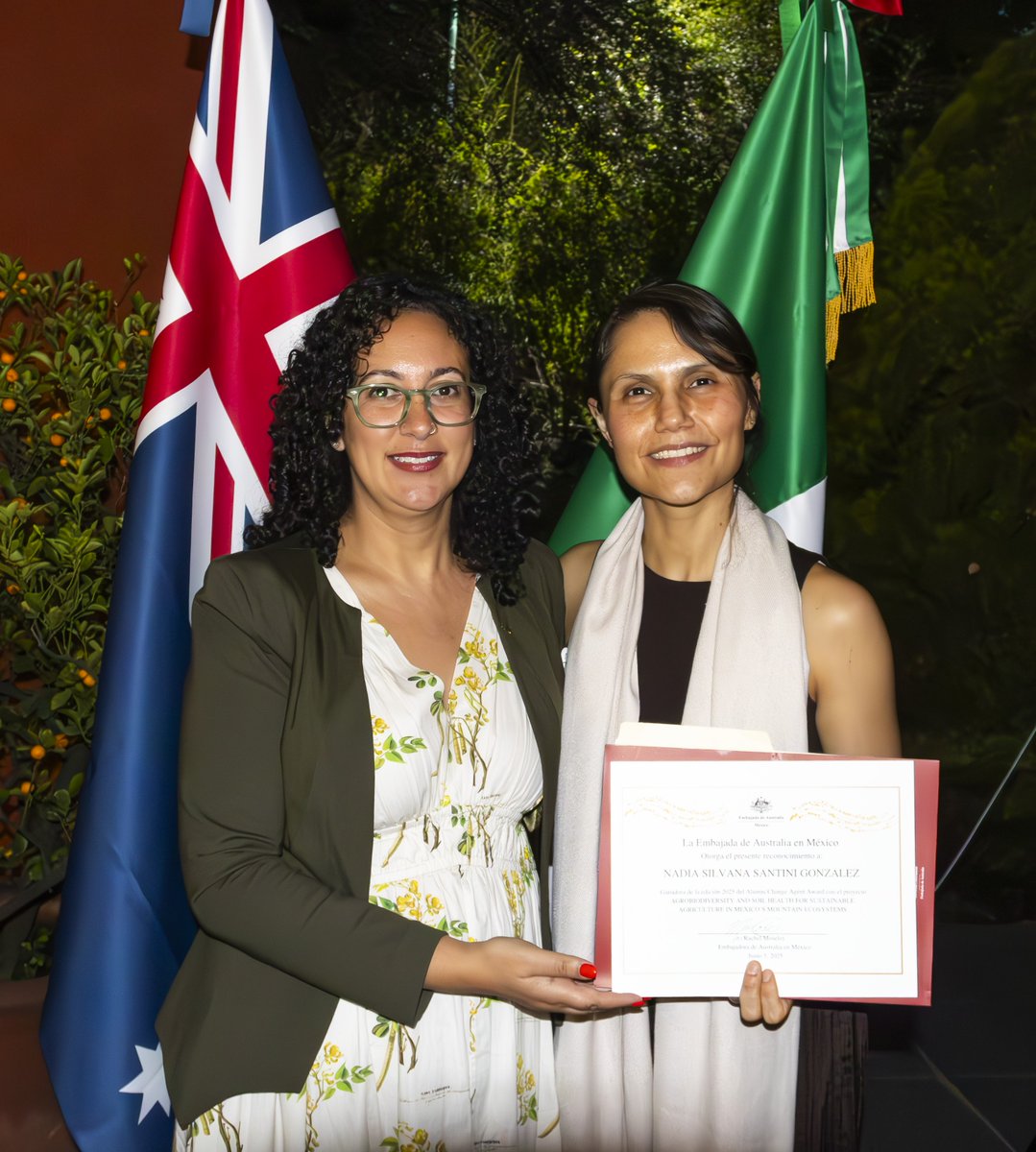 Instituto de Geología, UNAM (@instgeolunam) on Twitter photo La Dra. Nadia Santini, investigadora del IGL UNAM, recibió el Alumni Change Agent Award 2025 en la Residencia Oficial de Australia en México. Su trabajo impulsa la biodiversidad agrícola y fortalece la colaboración con el gobierno australiano <a href="/AusEmbMex/">Rachel Moseley</a> . #UNAM #Australia La Dra. Nadia Santini, investigadora del IGL UNAM, recibió el Alumni Change Agent Award 2025 en la Residencia Oficial de Australia en México. Su trabajo impulsa la biodiversidad agrícola y fortalece la colaboración con el gobierno australiano <a href="/AusEmbMex/">Rachel Moseley</a> . #UNAM #Australia