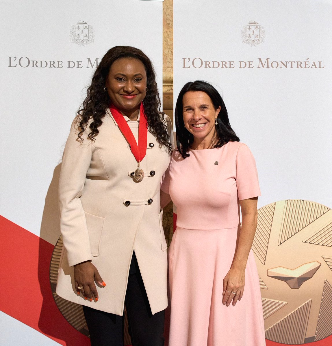 Fabiennecolas's tweet photo. ✨Officière de l’Ordre de Montréal🙏🏾

Fille d’Haïti, arrivée à #Montréal avec des rêves plein la tête. Cette ville m’a accueillie et a cru en mes idées les plus folles. J’y suis tombée amoureuse.

Recevoir cette distinction de la mairesse @Val_Plante rend ce moment très spécial. https://t.co/g6oC7UtF4P