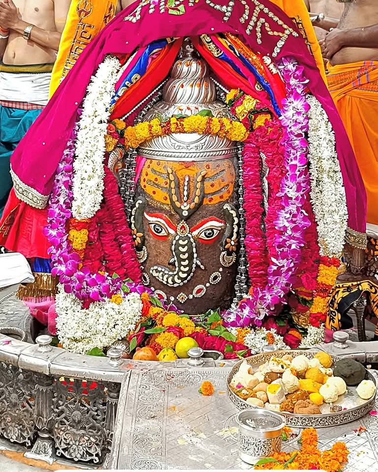 Dhiru0405's tweet photo. 🙏🌹*Jai Shree Mahakal*🌹🙏
*श्री महाकालेश्वर ज्योतिर्लिंग का भस्म आरती शृंगार दर्शन*
*11-06-2025 कण-कण में महादेव* #ujjain #harharmahadev #mahakal #mahakaldailydarshan https://t.co/AnHmsgMwWc