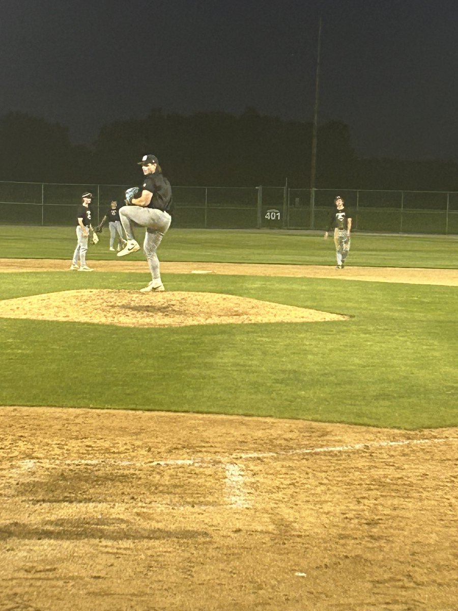 Evan Day still looking strong for the Extreme. Zero earned runs through 5 innings. Extreme lead 8-3, T6.