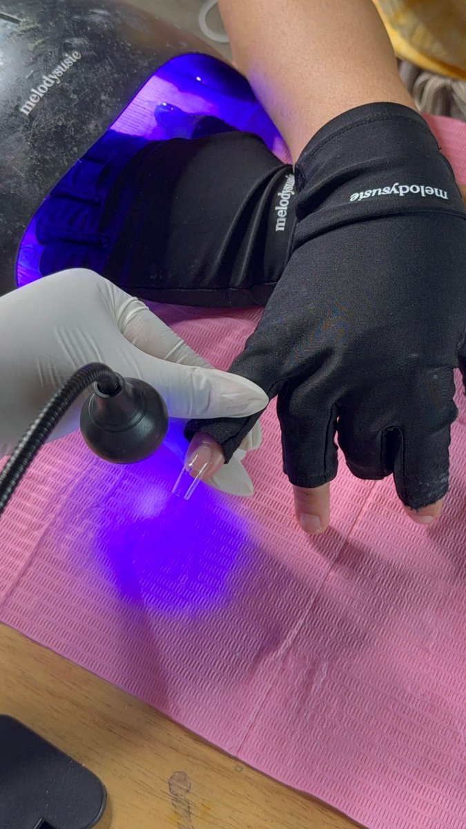 niabiatv's tweet photo. was a nail tech today✨ https://t.co/cBIgEn6jco