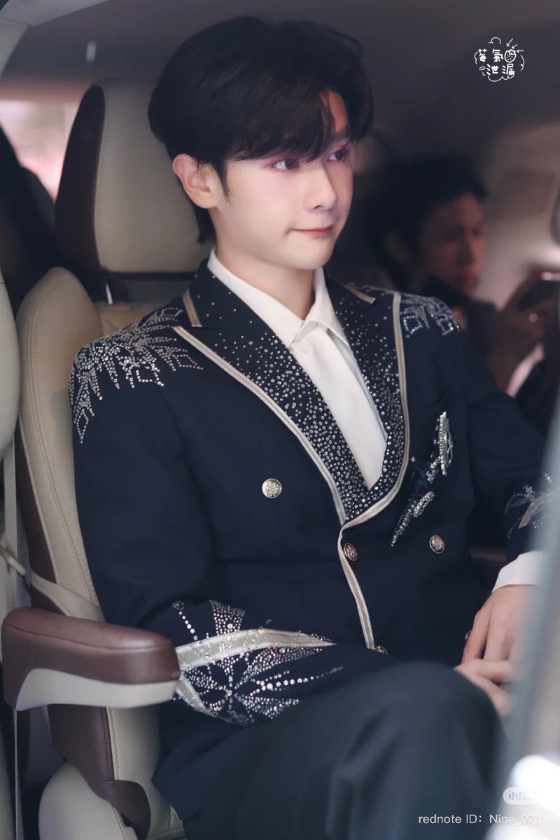 ไม่คิดว่าจะมีวันได้เห็นน้องกลับมาใส่ชุดยูนิฟอร์มนี้อีกแล้วหลังจบวง พอกลับมาใส่อีกครั้งน้องหล่อขึ้นมาก เติบโตขึ้นอย่างดีเลย มีน้ามตา 
#นายท่านกรชิต #GaoQingchen #高卿尘 #CallMeByFire5