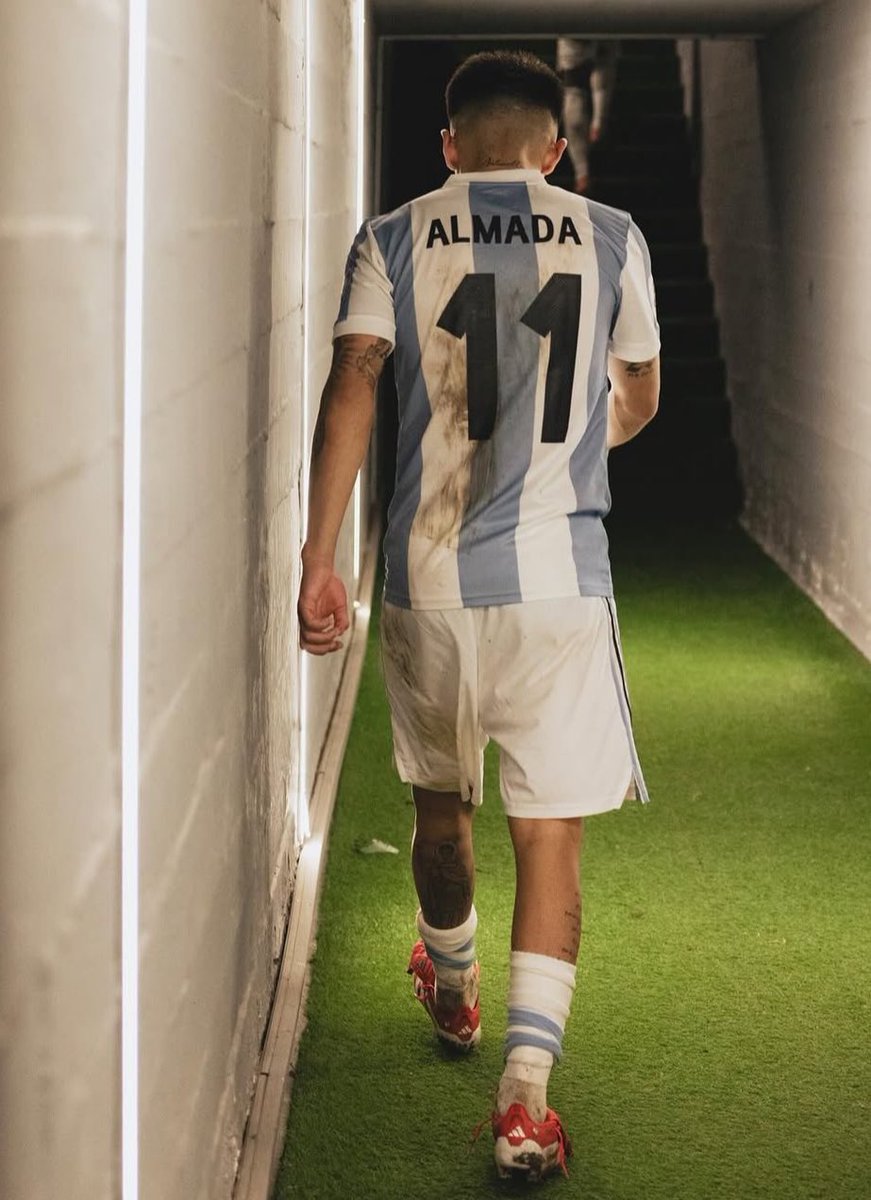 🌟🇦🇷 Thiago Almada sumó hoy su ¡4TA TITULARIDAD! consecutiva con la camiseta de la Selección Argentina. Y Jamás defraudo.

Golazo para ganarle a Uruguay en el Centenario, partidazo contra Brasil en el 4-1 histórico, asistencia para ganarle a Chile como visitante y hoy, hermoso