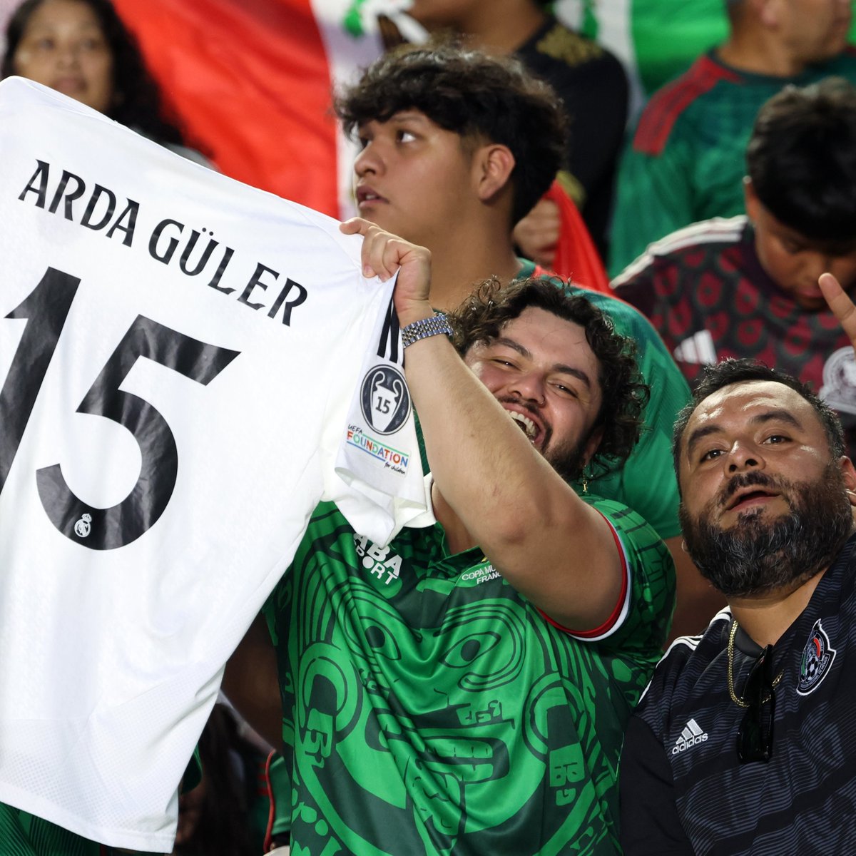 Meksika tribünlerinde Arda Güler. 🇹🇷