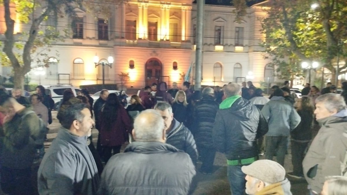 josemaeok's tweet photo. Hoy en Zárate los compañeros de #principiosyvalores #LIOzarate nos encontramos en plaza Mitre para bancar a la compañera #Cristina @CFKArgentina
El Peronismo va por el sendero del reencuentro ✌️🇦🇷
#CFKnosUne
#PeronismoUnido
#PyV
#LosInorganicosOrganizados https://t.co/xRuQbWZiwa