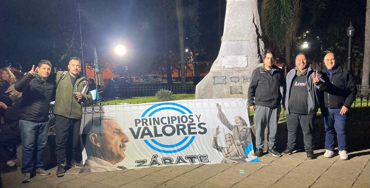 josemaeok's tweet photo. Hoy en Zárate los compañeros de #principiosyvalores #LIOzarate nos encontramos en plaza Mitre para bancar a la compañera #Cristina @CFKArgentina
El Peronismo va por el sendero del reencuentro ✌️🇦🇷
#CFKnosUne
#PeronismoUnido
#PyV
#LosInorganicosOrganizados https://t.co/xRuQbWZiwa