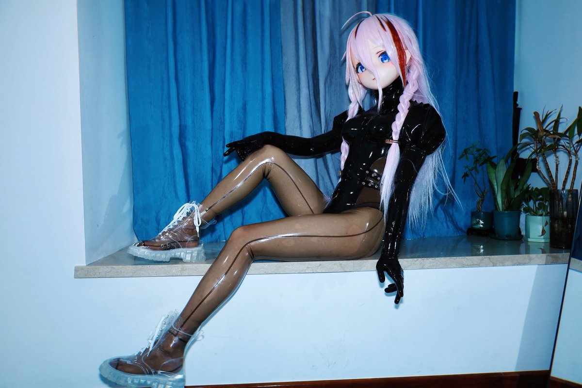 白老师好会摄，腿变长哩
📷： <a href="/bainaixinOvO/">白奈歆Shironaki</a>
#kigurumi #latex #胶衣