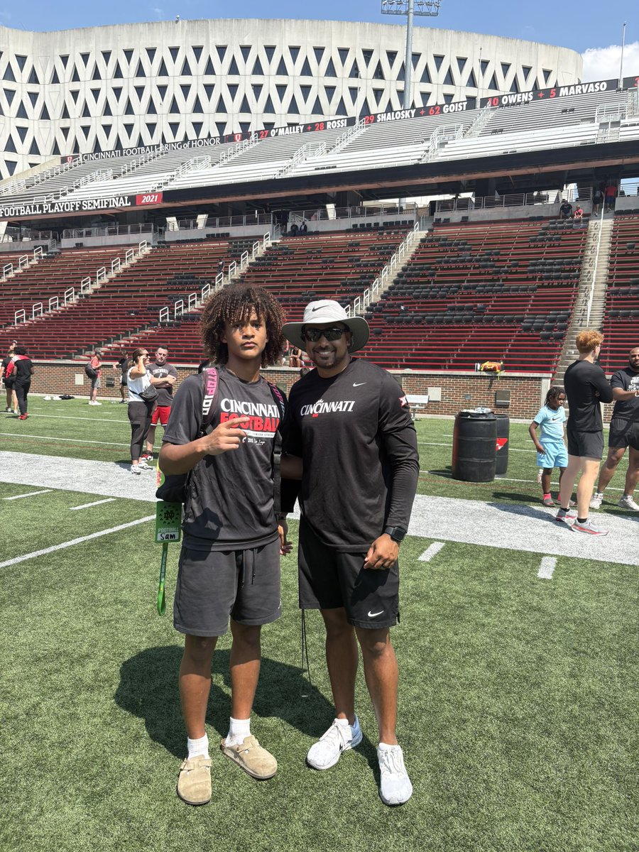 ๐๐๐ฆ ๐๐ฆ๐๐ซ๐ข๐ฌ๐ญ๐ (@_officialsamm1) on Twitter photo I had a great time showing my skills at the university of Cincinnati!
<a href="/GoBearcatsFB/">Cincinnati Football</a> <a href="/CoachStingley/">Vijay Stingley</a>
#GoBearcats I had a great time showing my skills at the university of Cincinnati!
<a href="/GoBearcatsFB/">Cincinnati Football</a> <a href="/CoachStingley/">Vijay Stingley</a>
#GoBearcats