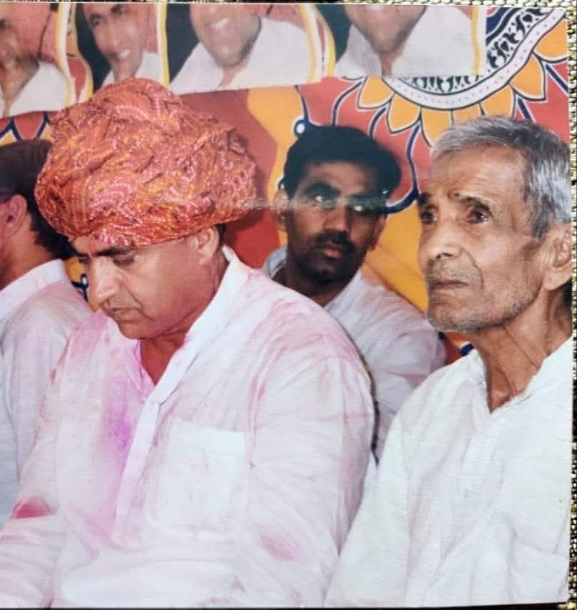Shashi Gupta (@shashigupta621) on Twitter photo рд░рд╛рдЬреЗрд╢ рдкрд╛рдпрд▓рдЯ рдЬреА рдХреА рдкреБрдгреНрдпрддрд┐рдерд┐ рдкрд░ рдЕрдкрдиреЗ рдмрд╛рдмрд╛ рдХреЛ рдпрд╛рдж рдХрд░рддреЗ рд╣реБрдП рдкреЛрд╕реНрдЯ рд▓рд┐рдЦ рд░рд╣реА рд╣реВрдВ....
рд░рд╛рдЬреЗрд╢ рдкрд╛рдпрд▓рдЯ рдЬреА рдФрд░ рдореЗрд░реЗ рдмрд╛рдмрд╛ рд░рд╛рдорд╕рд╣рд╛рдп рдХрд╛рдХрд╛ рдЬреА (рд╕рд┐рдХрд░рд╛рдп) рдХреЗ рдкреАрдЫреЗ рдирд┐рд░рдВрдЬрди рд╕рд┐рдВрд╣ рдЬреА рджрд┐рдЦ рд░рд╣реЗ рд╣реИрдВред
рддрд╢реНрд╡реАрд░ рдЙрд╕ рдЬрдорд╛рдиреЗ рдХреА рдХрд╛рдВрдЧреНрд░реЗрд╕ рдХреА рд╣реИ рдЬрдм рд░рд╛рдЬреЗрд╢ рдкрд╛рдпрд▓рдЯ рдЬреА рджреМрд╕рд╛ рд╕реЗ рд╕рд╛рдВрд╕рдж рдФрд░ рдХрд╛рдВрдЧреНрд░реЗрд╕ рдХреА рд░рд╛рдЬрдиреАрддрд┐ рдХреЗ рд╕реНрддрдВрдн рд╣реБрдЖ рдХрд░рддреЗ рд░рд╛рдЬреЗрд╢ рдкрд╛рдпрд▓рдЯ рдЬреА рдХреА рдкреБрдгреНрдпрддрд┐рдерд┐ рдкрд░ рдЕрдкрдиреЗ рдмрд╛рдмрд╛ рдХреЛ рдпрд╛рдж рдХрд░рддреЗ рд╣реБрдП рдкреЛрд╕реНрдЯ рд▓рд┐рдЦ рд░рд╣реА рд╣реВрдВ....
рд░рд╛рдЬреЗрд╢ рдкрд╛рдпрд▓рдЯ рдЬреА рдФрд░ рдореЗрд░реЗ рдмрд╛рдмрд╛ рд░рд╛рдорд╕рд╣рд╛рдп рдХрд╛рдХрд╛ рдЬреА (рд╕рд┐рдХрд░рд╛рдп) рдХреЗ рдкреАрдЫреЗ рдирд┐рд░рдВрдЬрди рд╕рд┐рдВрд╣ рдЬреА рджрд┐рдЦ рд░рд╣реЗ рд╣реИрдВред
рддрд╢реНрд╡реАрд░ рдЙрд╕ рдЬрдорд╛рдиреЗ рдХреА рдХрд╛рдВрдЧреНрд░реЗрд╕ рдХреА рд╣реИ рдЬрдм рд░рд╛рдЬреЗрд╢ рдкрд╛рдпрд▓рдЯ рдЬреА рджреМрд╕рд╛ рд╕реЗ рд╕рд╛рдВрд╕рдж рдФрд░ рдХрд╛рдВрдЧреНрд░реЗрд╕ рдХреА рд░рд╛рдЬрдиреАрддрд┐ рдХреЗ рд╕реНрддрдВрдн рд╣реБрдЖ рдХрд░рддреЗ