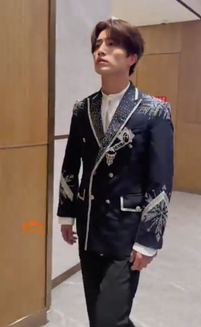 อึ้งงงง คือรายการcallmebyfire5 เอาอทวมาได้สี่คนไม่พอ
รายการให้ต๋าน้องนายพี่ป๋อเอเคใส่ชุดinto1ด้วย
ฮือออออออ😭 ไม่ได้คาดหวังจะเห็นอะไรแบบนี้เลย
หลังแยกวง รายการคะรอบหน้า 11 คนเป็นไปได้มั้ย