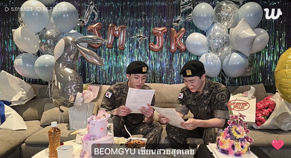 น้องๆ ทีเร้กเขียนจดหมายมาให้ แต่ดูพี่บอกยอนจุนลายมือไม่ค่อยสวยนะเนี่ย อ่านไม่ค่อยออกเลย อ้ยย 😂😂😂😂 บอกบอมกยูลายมือสวยสุด คืออย่าไปว่าน้องเลยไปดูลายมือพี่ๆ หนูก่อน😂