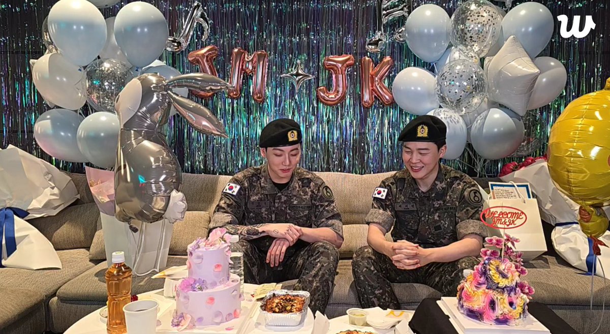 — Jimin contó como ambos con Jungkook se apoyaban durante el servicio militar. 

🐥: Cuando estuvimos en el campo de entrenamiento durante cinco semanas, para mí cada día fue difícil… difícil antes de comer, difícil antes de dormir.  Pero en ese tiempo, Jungkook me animó mucho +