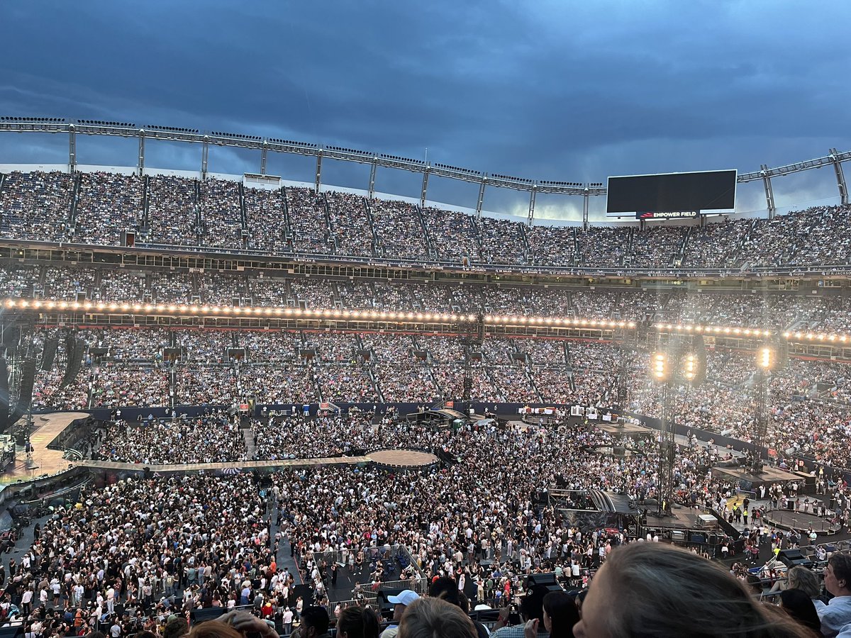 CaptainJackie79's tweet photo. Ready for the show! 
#ColdplayDenver https://t.co/mx00dDsMhb