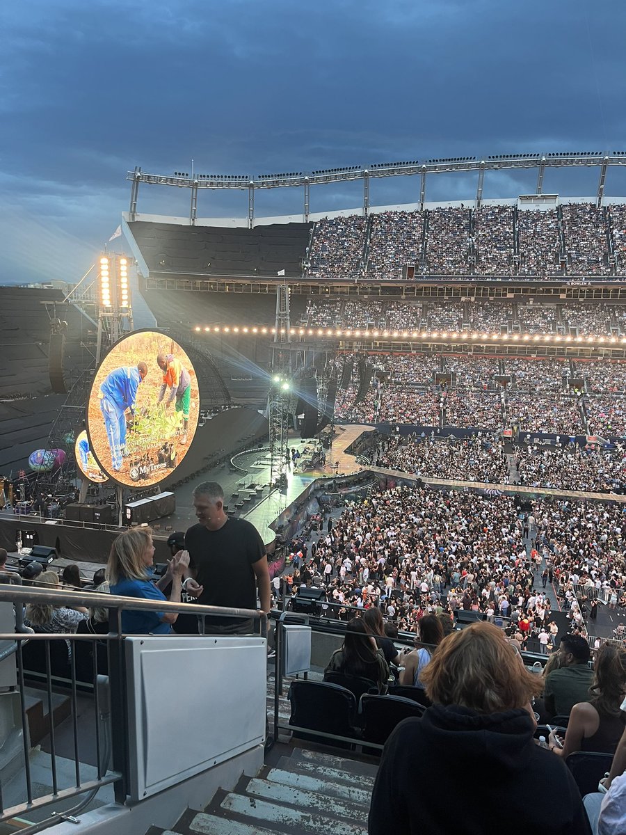 CaptainJackie79's tweet photo. Ready for the show! 
#ColdplayDenver https://t.co/mx00dDsMhb