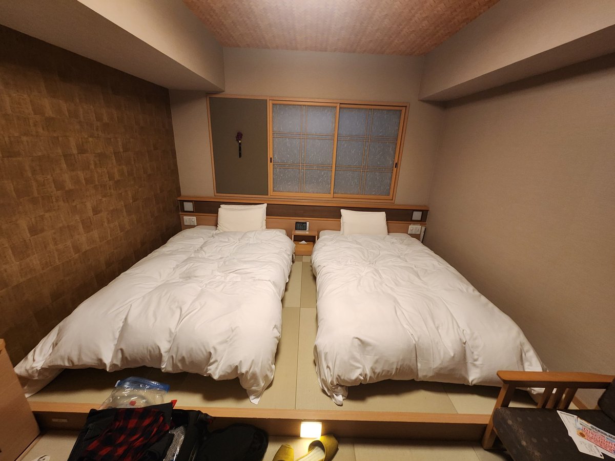 mac_toons's tweet photo. gate and she ended up cutting her hand badly, once we DID get the car we went to the wrong hotel... I don't have many photos then obviously lol. BUT! Once we Did land! Was never as thankful for a bed as I was then!! Not only did I rest up, I went to my very first onsen! https://t.co/TfN1fqHSKs