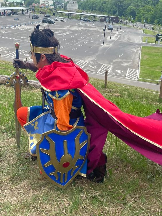 N_ASHITAKA's tweet image. 1枚目の画像はスーファミ版ドラクエ3のパッケージをなぞらえたものであり、ウォークでは光の大剣のギガブレードの際に描かれるポージングだが、実際にこれを撮影しようとすると、結構マヌケな構図になるのだ!🤣
#リアルウォーク
#リアルウォーキングイベント