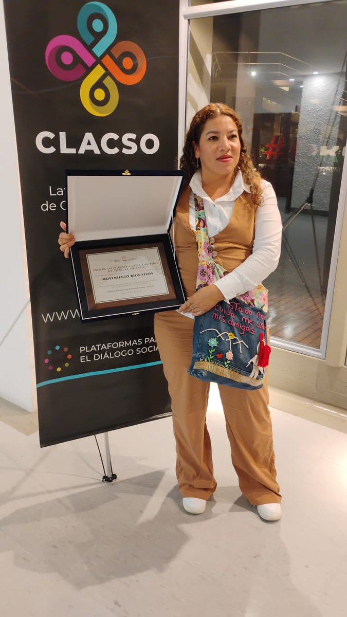 Recibimos con gratitud el Premio CLACSO 2025 .

 Este reconocimiento es de todas lxs que resisten, siembran dignidad y creen en un modelo justo con la naturaleza y los pueblos.

¡Gracias, CLACSO! Seguimos con memoria, esperanza y fuerza colectiva. 🌱💧

#RíosVivos #CLACSO2025