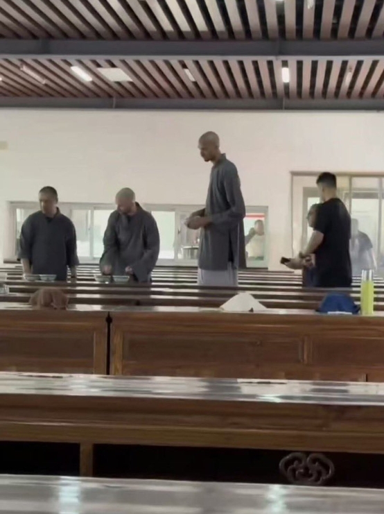 Visit_Henan's tweet image. #SANANTONIO  Spurs&apos; center, #VictorWembanyama, has opted to shave his head and commence a 10 - day sojourn at the world - famous Shaolin Temple. Revered as the cradle of Chan Buddhism and the wellspring of #ShaolinKungFu, this temple holds a globally renowned status.