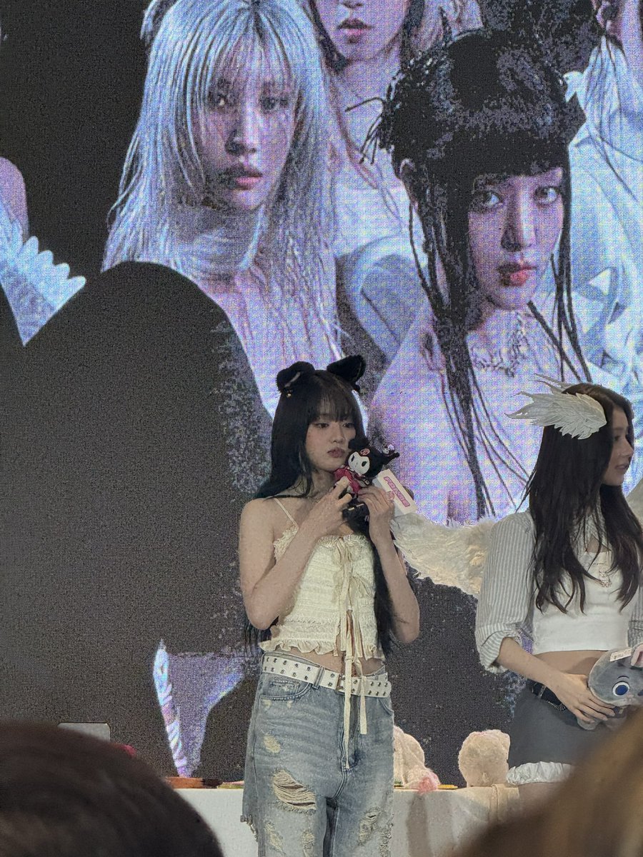 superladyisme's tweet photo. มินนี่และเจ้าคุโรมิ 🤣😉 #idlefansigninBKK https://t.co/s5x1skRihG