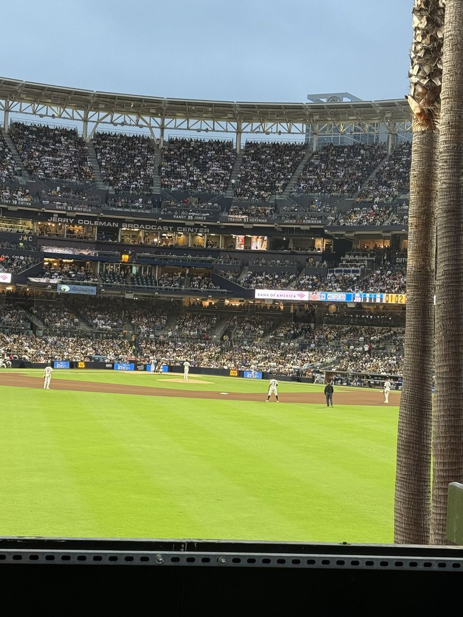 The vibes are immaculate but I missed the shirt 💔#NIKKEATBAT