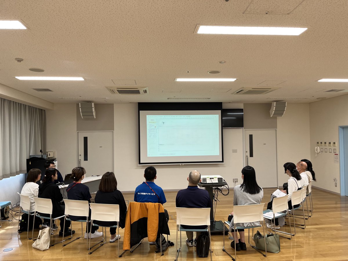 hsjigyodan's tweet photo. 【令和7年度 第2回事例検討会を開催しました】
基幹相談支援センター主催研修　令和7年度第2回事例検討会を5月19日（月）に開催しました。
東大阪市内の福祉に関わる支援者を対象とし、地域の参加者より事例を提供していただきました。「家族にいろ���ろな背景のある本人への支援について」 https://t.co/sHSVN2JnUa