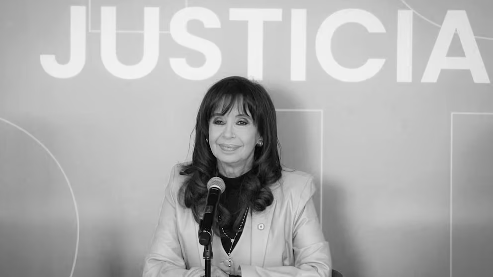 NSuarezColman's tweet photo. 🔍RESUMEN FALLO CFK:⚖️

Causa "Fernández de Kirchner, Cristina Elisabet y otros s/ incidente de recurso extraordinario" (CFP 5048/2016/TO1/49/6/RH85)

A.- CSJN resolvió la inadmisibilidad del recurso de hecho interpuesto por la defensa de Cristina Fernández de Kirchner confirmando la sentencia condenatoria dictada por el Tribunal Oral Federal N° 2 y ratificada por la Cámara Federal de Casación Penal (Sala IV).

B.- la Condena seis años de prisión, inhabilitación especial perpetua para ejercer cargos públicos y accesorias legales, por el delito de administración fraudulenta en perjuicio de la administración pública en el marco de 51 licitaciones de obra pública adjudicadas a empresas de Lázaro Báez.

C.- La defensa alegó múltiples agravios constitucionales, que la Corte desestimó por falta de fundamentación autónoma y por no configurarse ninguno de los supuestos habilitantes del art. 14 de la ley 48.

C.- 1.- . INDEPENDENCIA E IMPARCIALIDAD: 
- La  CSJN señaló que los agravios se basaron en conjeturas y vínculos personales o institucionales, sin aportar elementos que acreditaran temor objetivo de parcialidad.
- El art. 18 de la CN exige ser juzgado por  un juez imparcial, pero no que el fiscal sea imparcial, ya que este tiene el deber de objetividad (ley 27.148, art. 9 inc. d), no de neutralidad.
- Se  desestimó la invocación del fallo “Llerena” porque el caso no presentaba circunstancias similares.

C.-2.- VIOLACION PRICIPIO ACUSATORIO Y DE CONGRUENCIA:
- Alegaron la introducción de hechos no imputados originalmente (el llamado “plan limpiar todo”).
- Para la CSJN no se altero la base fáctica y no se configuro un nuevo tipo penal.
- El principio de congruencia exige que no haya mutaciones fácticas que menoscaben estrategias defensivas.

C.-3.- PRUEBA DE DESCARGO DENEGADA Y VALORACIÓN:
- Para la CSJN no se acredito que la prueba denegada tenga carácter dirimente.
- La prueba acompañada por el Estado querellante no perjudico a la defensa.
- La fue razonable y suficientemente analizada por los jueces.

C.- 4.- PRUEBAS INCORPORADAS POR LECTURA:
- La incorporación de los msjs de José López fue debidamente notificada.
- No se acreditó nulidad relevante.

C.- 5.- NON BIS IN IDEM O COSA JUZGADA:
- Se Rechazó que las decisiones de la justicia provincial de Santa Cruz impidieren un juicio sobre los hechos.
- No puede extenderse los efectos de sentencias de procesos donde la recurrente no formó parte.

C.- 6.- AUSENCIA DE DOLO:
- Para la CORTE se acredito con: el vinculo económico CFK - Baez; el Dec 54-2009 que benefició a las empresas involucradas; el beneficio económico obtenido por CFK.
- Se acreditó el Dolo y el ánimo de lucro.

D.- CONCLUSIONES:
- No se acreditó la llamada Cuestión Federal que habilité la intervención de la CSJN.
- Las sentencias respetaron el Debido Proceso y las Garantías Constitucionales.
-Se aplicaron correctamente las normas penales.
- Se desestima la queja con sustento en el art. 286 del Código Procesal Civil y Comercial de la Nación.
