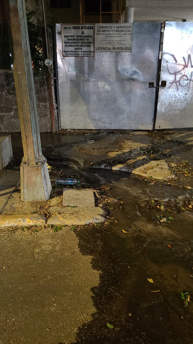 ALEXIS_MACIAS's tweet photo. @siapagdl @Trafico_ZMG fuga de agua masiva sobre Av la paz no2424 en una de las obras de departamentos a un lado de sunwet https://t.co/NQ9fK05cf9