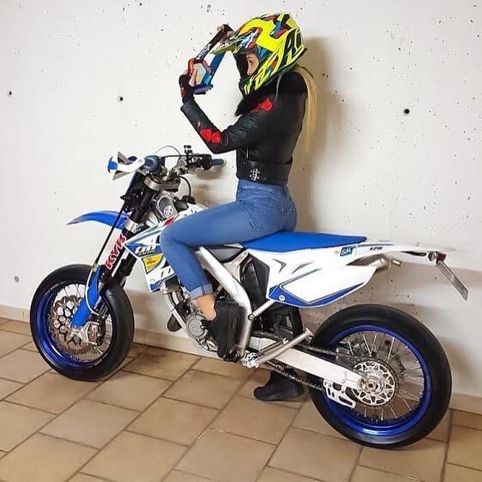 Chicas y motos...
#BikerGirl