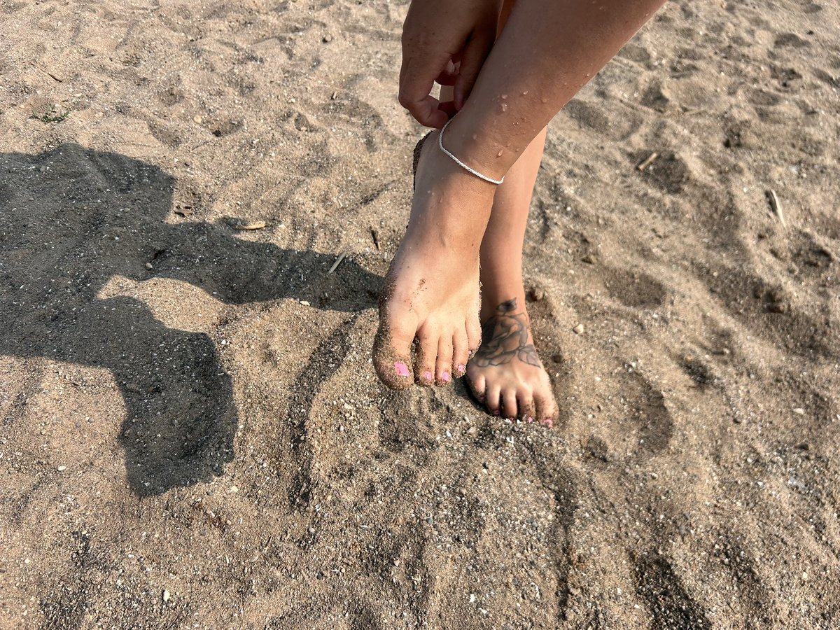goddessss1144's tweet photo. https://t.co/gJEM1ra5T8 #feet #dirtysoles #feetfinder #sand #jewelry #footfetısh https://t.co/jkejNCWRqt