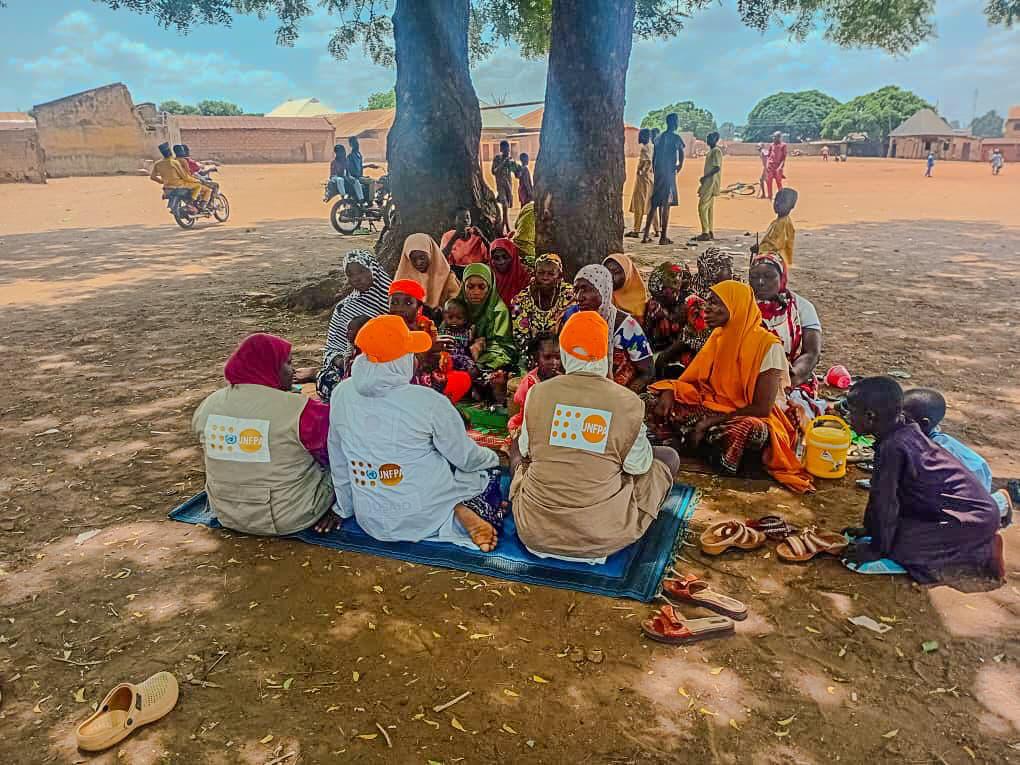 In the aftermath of the recent #Nigerfloods, our humanitarian team is on ground in #Mokwa to support victims with medical care including access to safe delivery, ante natal  and post natal care. 🏥🩺