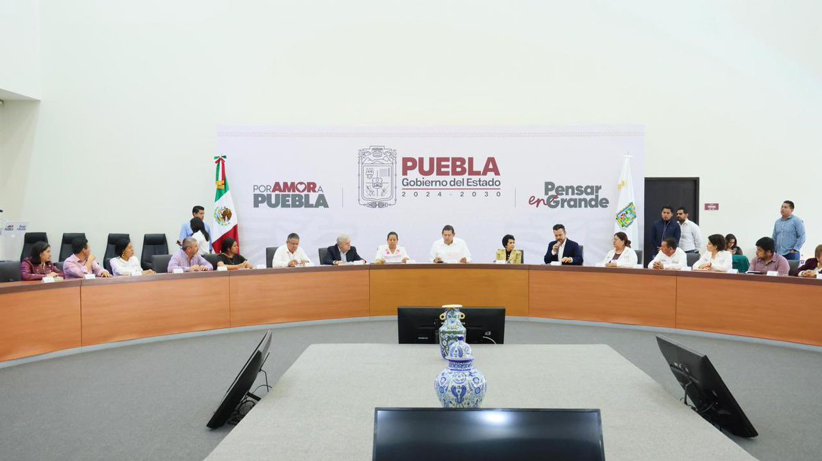 José Luis García Parra (@jlg_parra) on Twitter photo Nos reunimos con la <a href="/SDRGobPue/">Secretaría de Agricultura y Desarrollo Rural</a> para alinear esfuerzos que impulsen un campo más fuerte, justo y sostenible. 🤝
Cada decisión busca transformar la vida de quienes trabajan la tierra con entrega y dignidad. 🌾
Gracias al liderazgo de <a href="/armentapuebla_/">Alejandro Armenta</a> hoy el campo es prioridad. Nos reunimos con la <a href="/SDRGobPue/">Secretaría de Agricultura y Desarrollo Rural</a> para alinear esfuerzos que impulsen un campo más fuerte, justo y sostenible. 🤝
Cada decisión busca transformar la vida de quienes trabajan la tierra con entrega y dignidad. 🌾
Gracias al liderazgo de <a href="/armentapuebla_/">Alejandro Armenta</a> hoy el campo es prioridad.