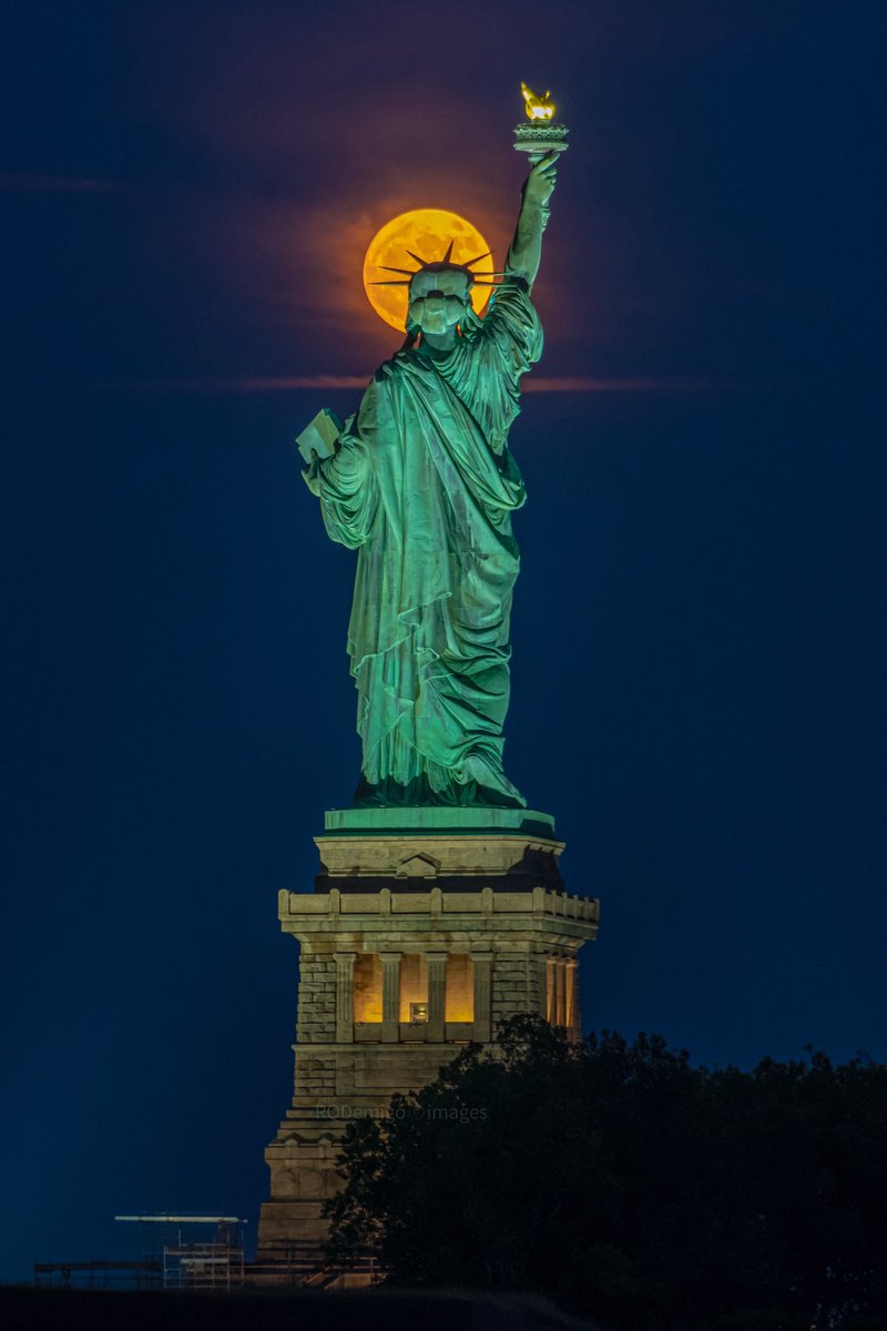 Tonight’s moonrise at Liberty State Park, New Jersey. Strawberry Moon. 🌕 #moon #StrawberryMoon